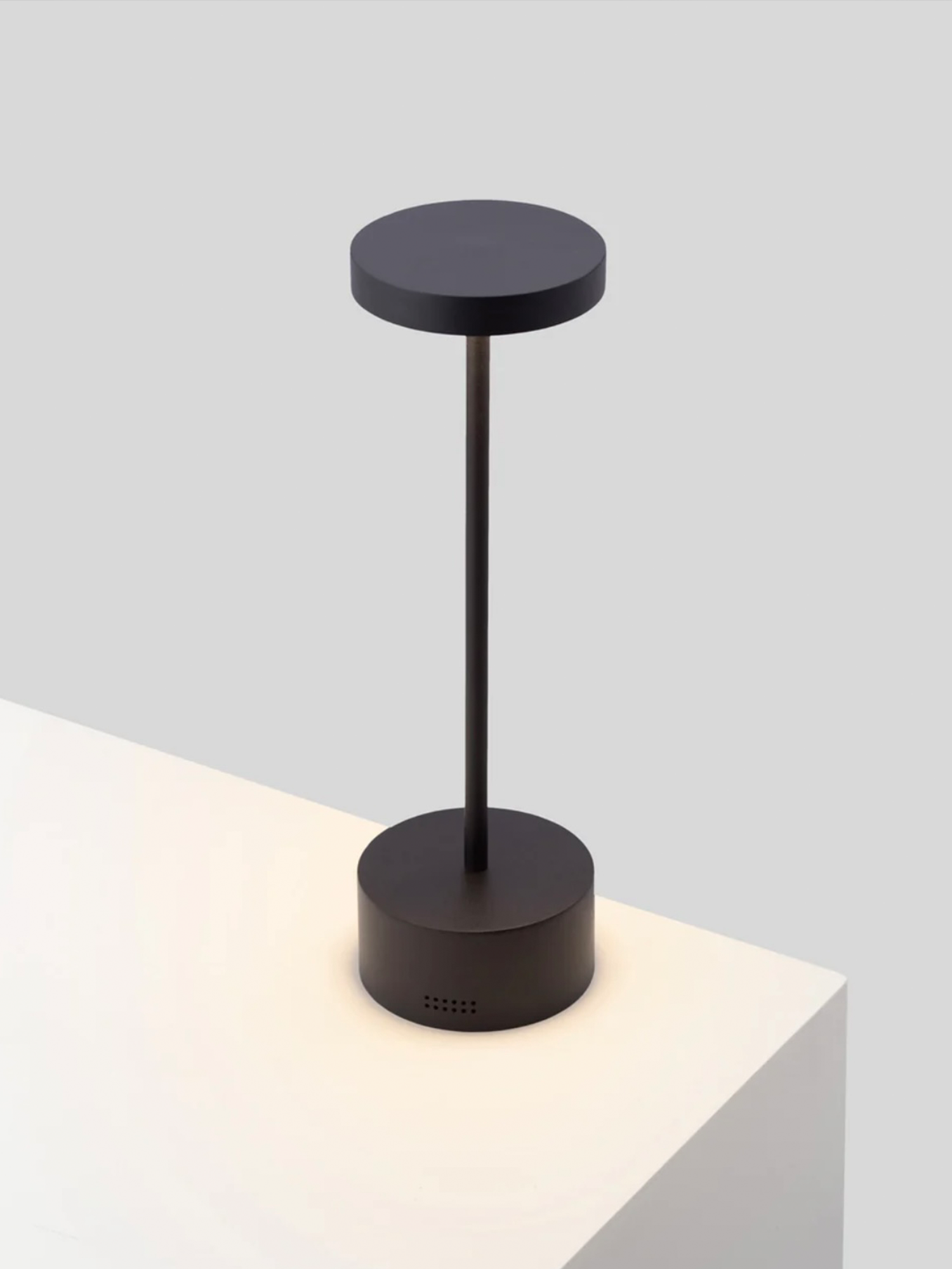 Slender Wireless Table Lamp