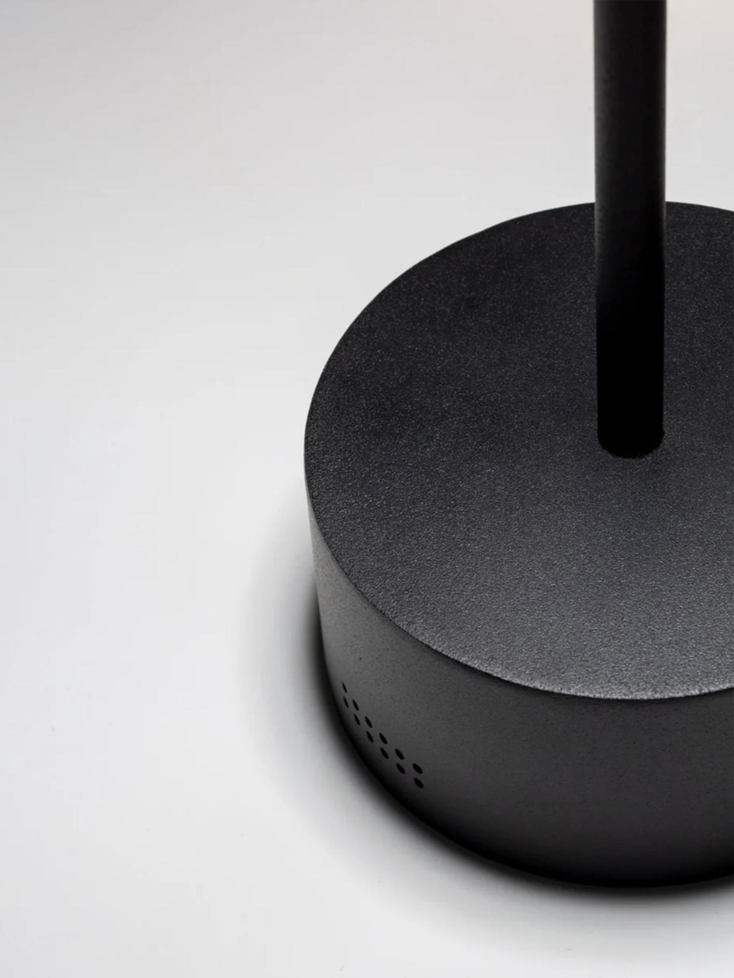 Slender Wireless Table Lamp