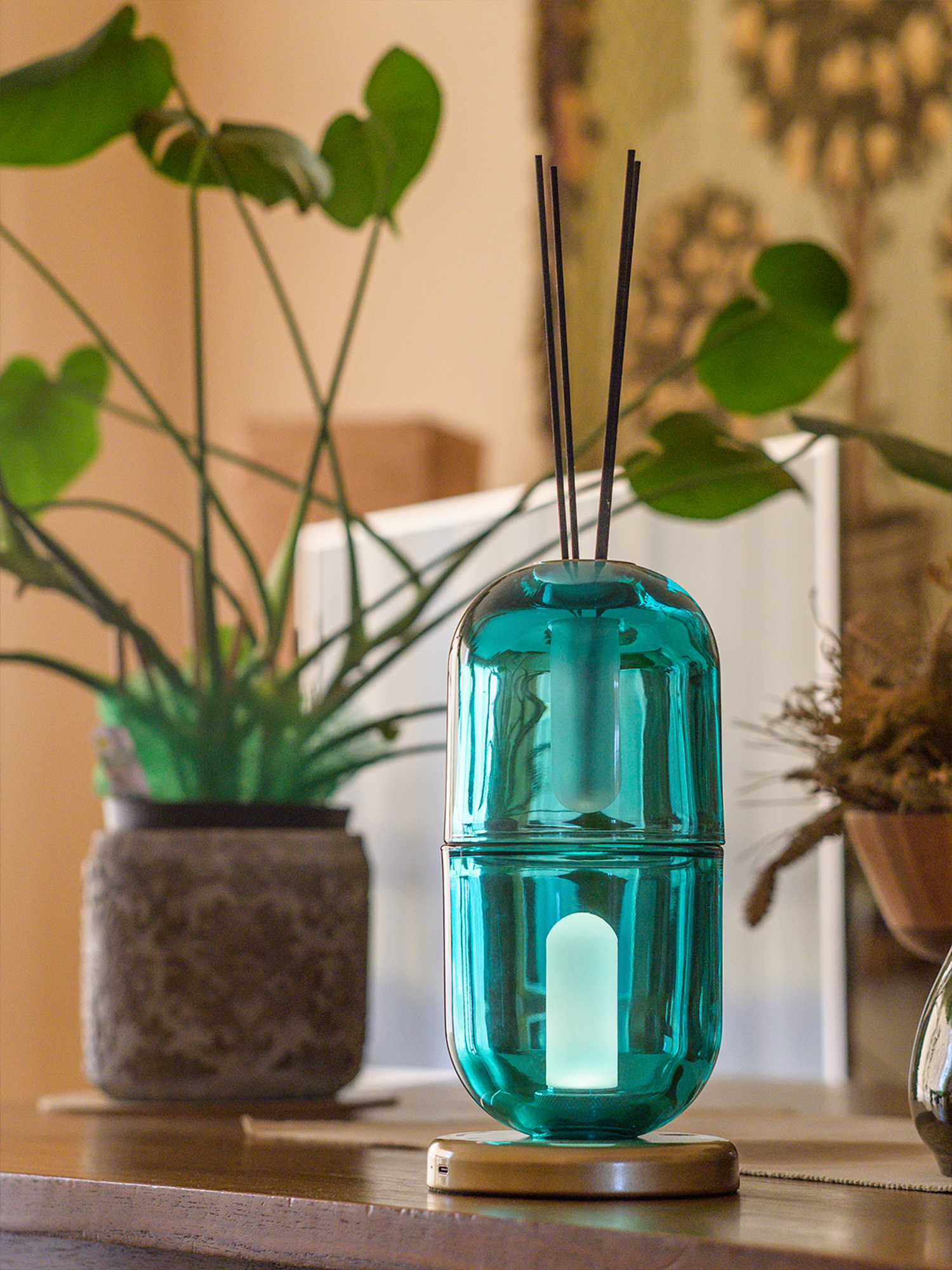 Cartouche table lamp